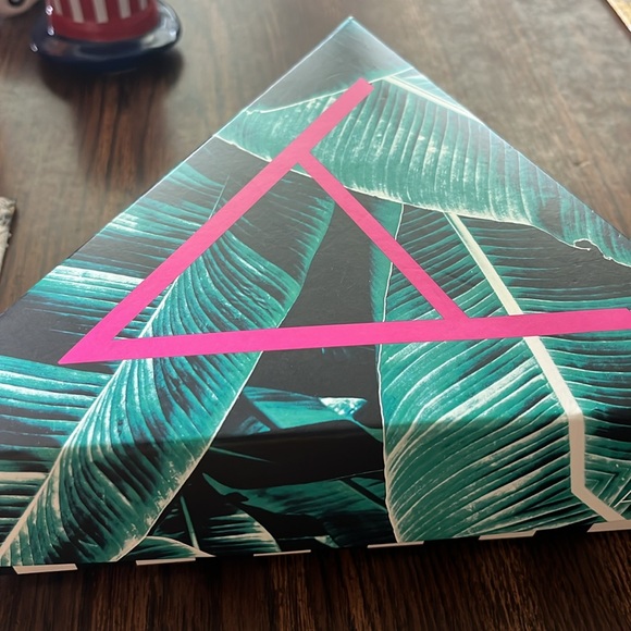 Avon Palm Chic gift box includes pierced earrings, gel nail color, eyeshadow - Picture 9 of 9